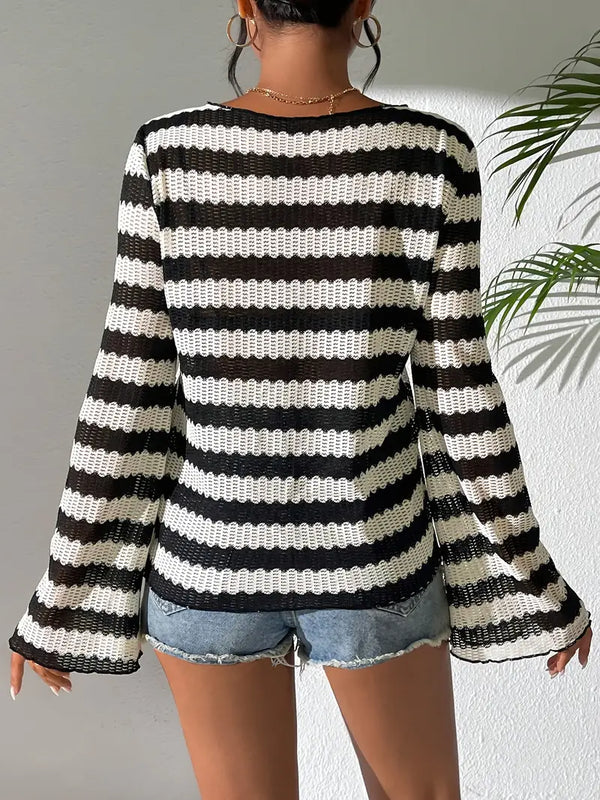 Dana - elegantes gestreiftes t-shirt mit ausschnitt und glockenärmeln für damen