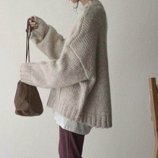 Übergroßer pullover mit elfenbeinfarbener vordertasche und großen, tiefen taschen für damen