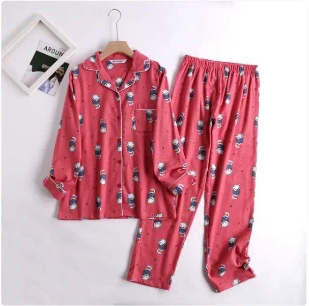 Bequemes damen-pyjama-set mit lebendigen mustern