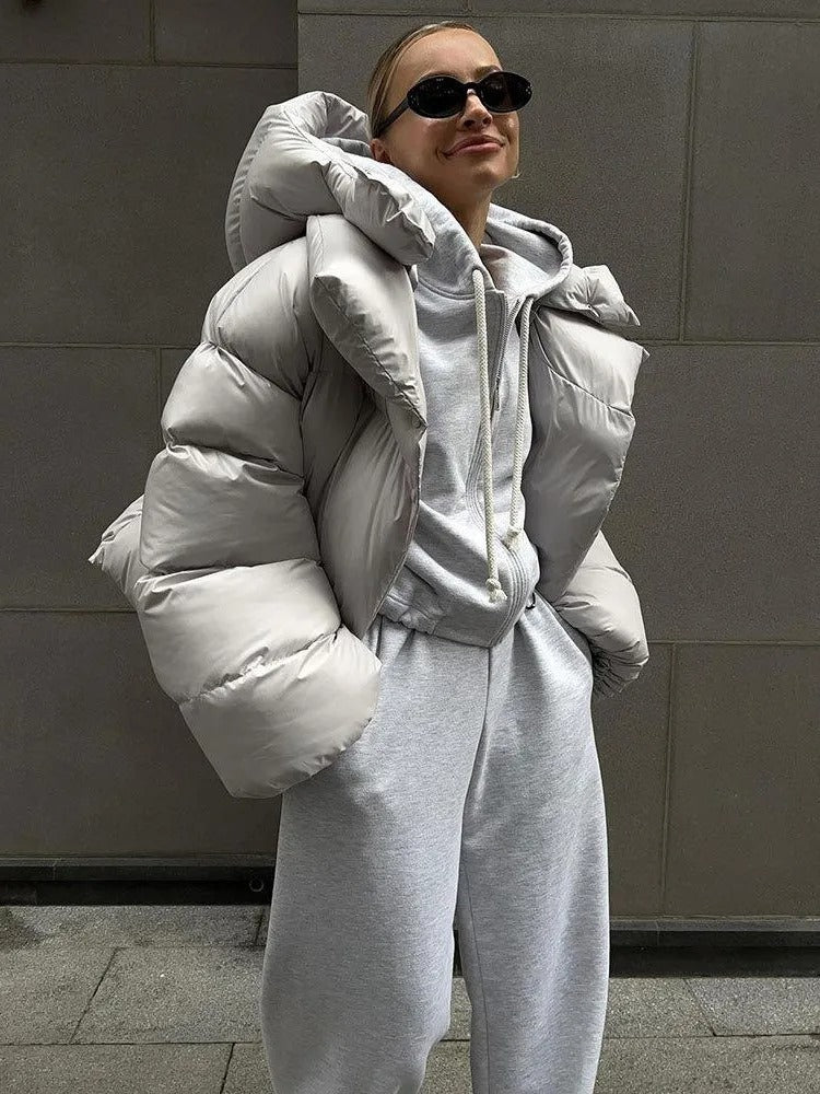 Wattierte damenjacke mit kapuze - warme daunenjacke im kurzen modell