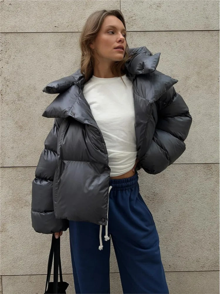 Wattierte damenjacke mit kapuze - warme daunenjacke im kurzen modell