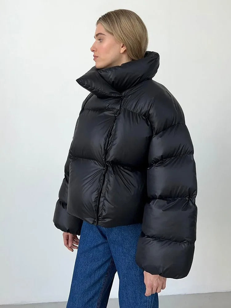 Wattierte damenjacke mit kapuze - warme daunenjacke im kurzen modell