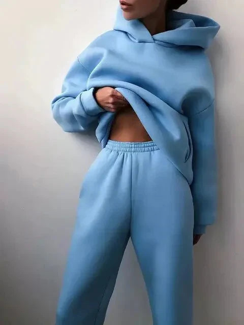 Indigo farbenes set aus kapuzenpullover und jogginghose für damen