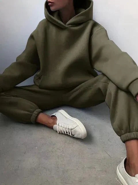 Indigo farbenes set aus kapuzenpullover und jogginghose für damen