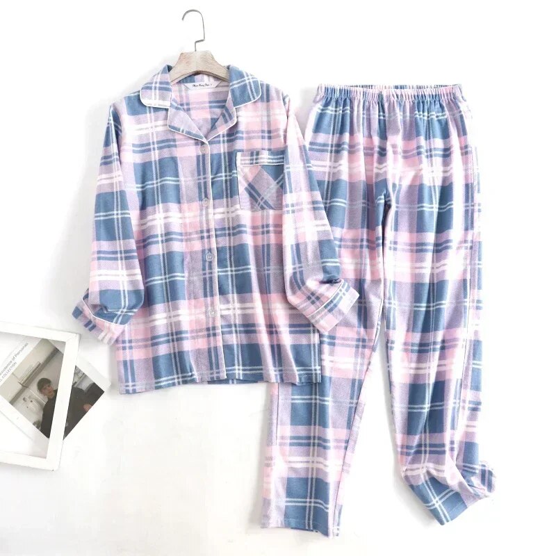 Bequemes damen-pyjama-set mit lebendigen mustern