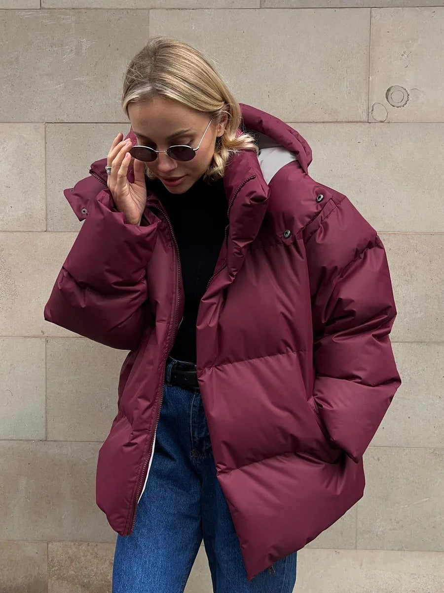 Wattierte damenjacke mit kapuze - warme daunenjacke im kurzen modell