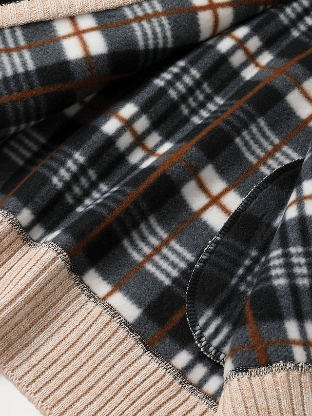 Innenseite eines beigen Strickpullovers für Männer