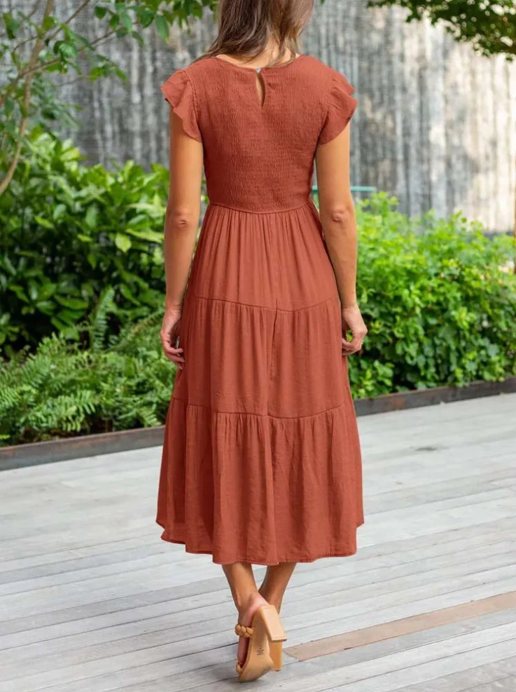 Elegantes sommerkleid - rüschendetails, taschen