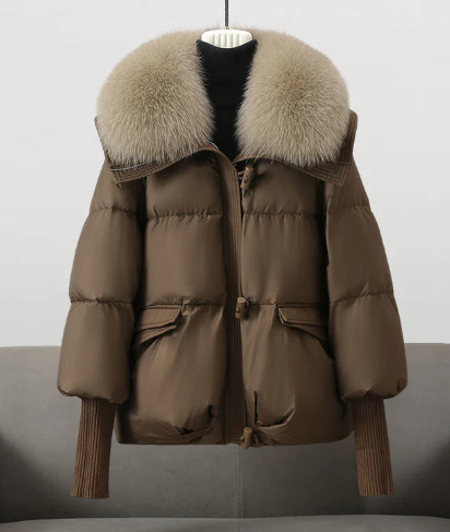 Wattierte steppjacke für damen mit pelzbesatz