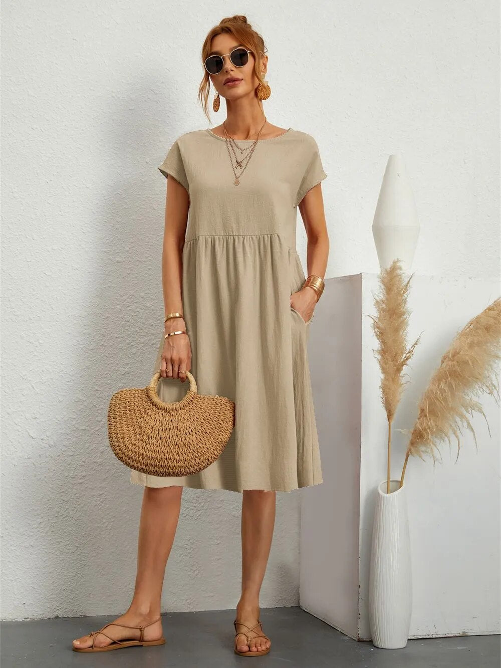 Elena – beiges sommerkleid mit rundhalsausschnitt