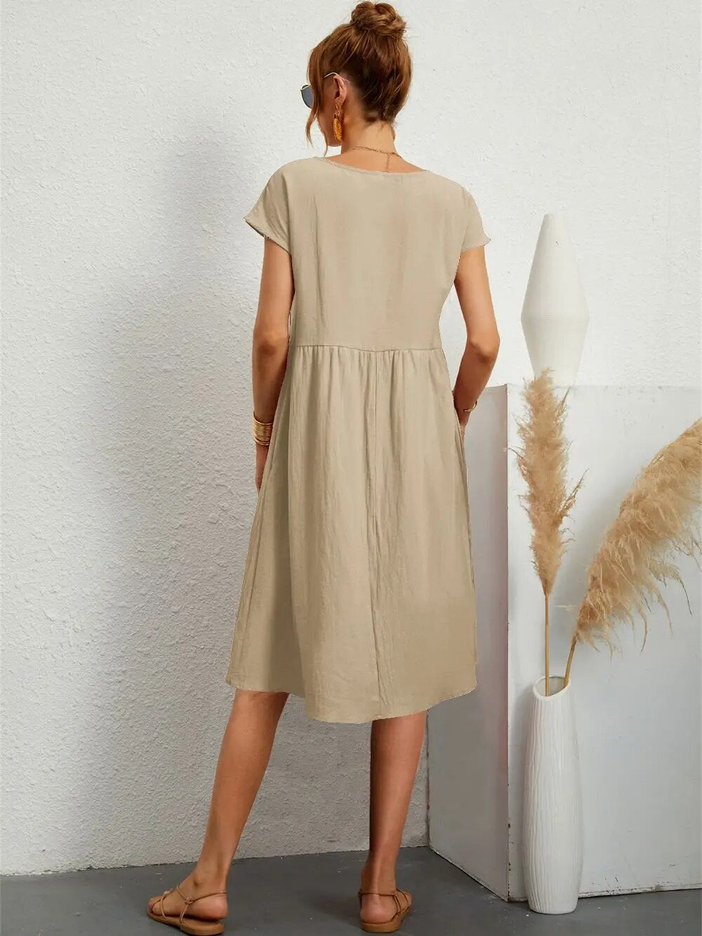 Elena – beiges sommerkleid mit rundhalsausschnitt