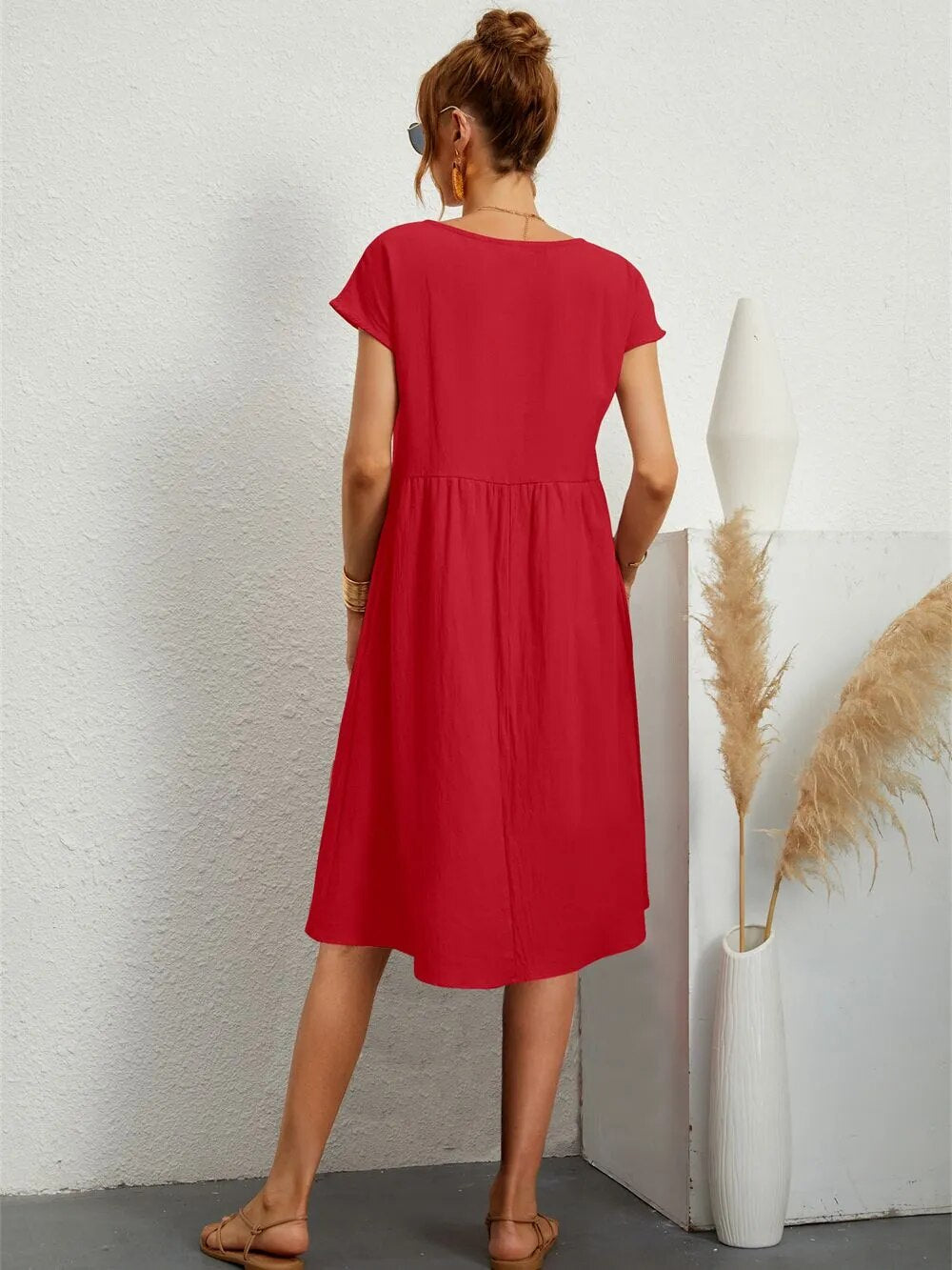 Elena – beiges sommerkleid mit rundhalsausschnitt