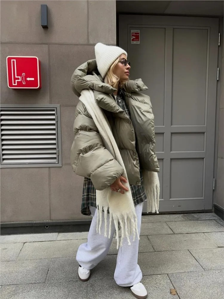 Wattierte damenjacke mit kapuze - warme daunenjacke im kurzen modell