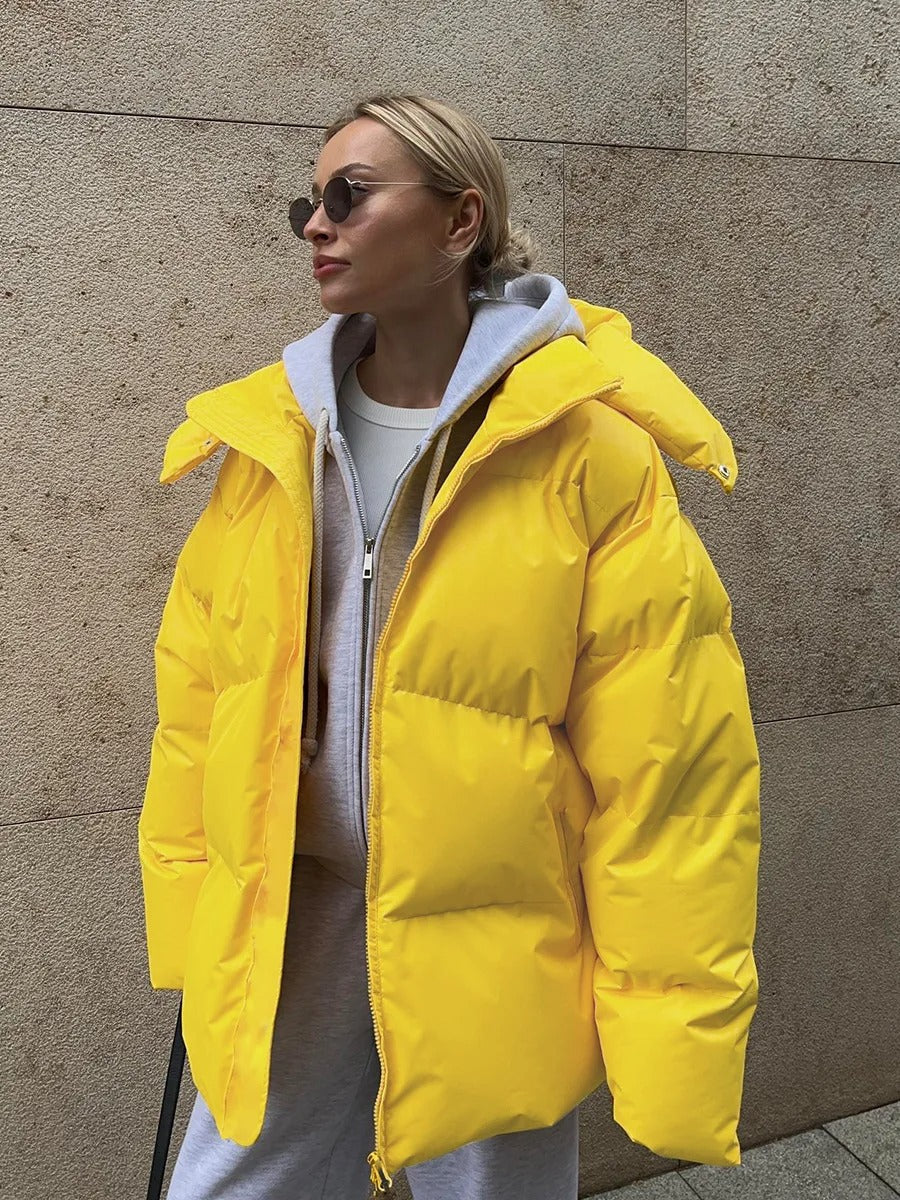 Wattierte damenjacke mit kapuze - warme daunenjacke im kurzen modell