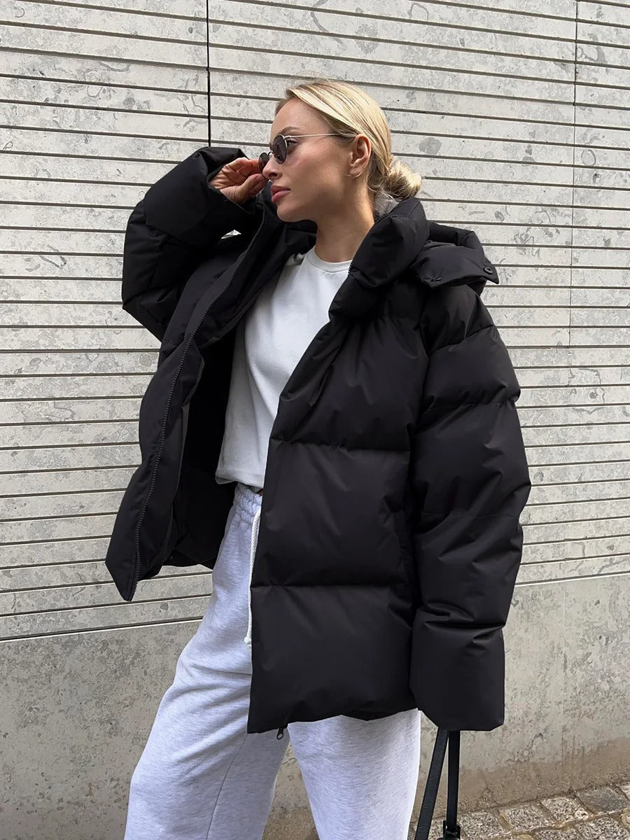 Wattierte damenjacke mit kapuze - warme daunenjacke im kurzen modell
