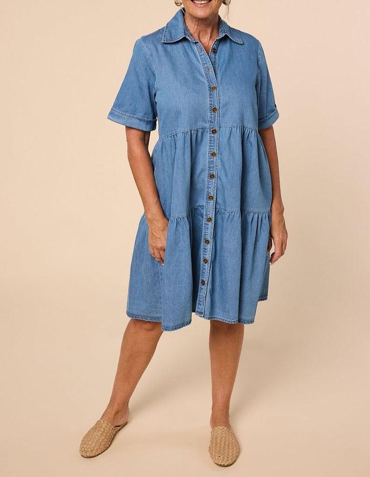 Sophia – trendiges blaues jeans-minikleid mit kragen und seitentaschen