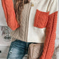 Trendiger pullover mit rundhalsausschnitt und farbblöcken für den winter