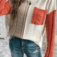 Trendiger pullover mit rundhalsausschnitt und farbblöcken für den winter