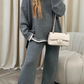 Warmes winterpullover-set mit langen armeln und besonderen details