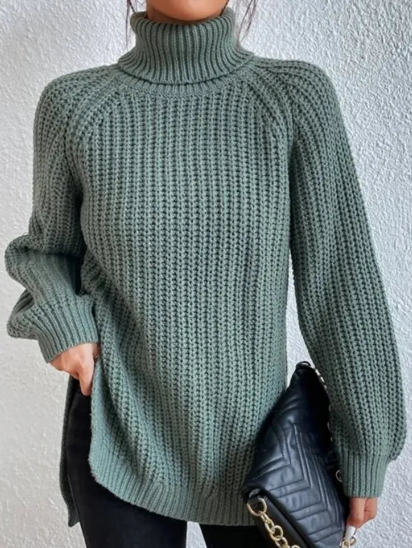 Heidi-rollkragenpullover mit raglanärmeln und geteiltem saum