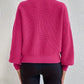 Schicker pullover mit tropfenschulter, laternenärmeln und rollkragen