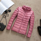 Leichte daunenjacke mit reibverschluss und taschen - dina