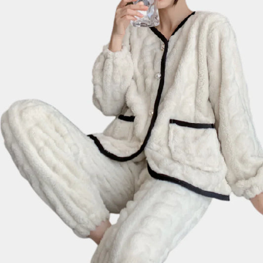 Süßes und bequemes zweiteiliges damen-outfit
