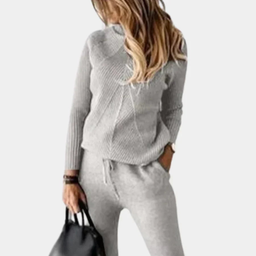 Schickes zweiteiliges gestricktes damen-outfit