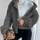 Kurze damen-kunstpelzjacke für den frühling