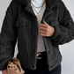 Kurze damen-kunstpelzjacke für den frühling