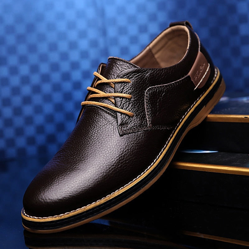 Hochwertige oxford-herrenschuhe aus leder in verschiedenen farben