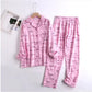 Bequemes damen-pyjama-set mit lebendigen mustern