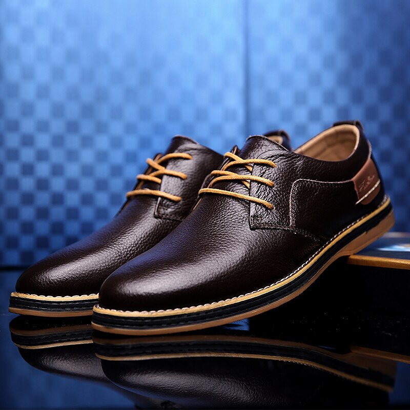 Hochwertige oxford-herrenschuhe aus leder in verschiedenen farben