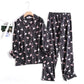 Bequemes damen-pyjama-set mit lebendigen mustern
