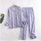 Bequemes damen-pyjama-set mit lebendigen mustern