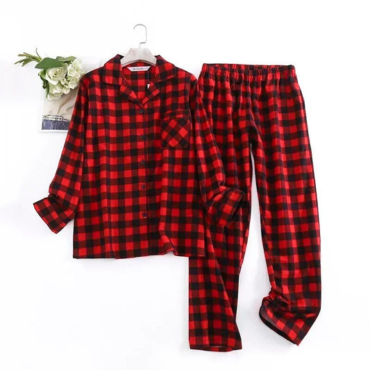 Bequemes damen-pyjama-set mit lebendigen mustern