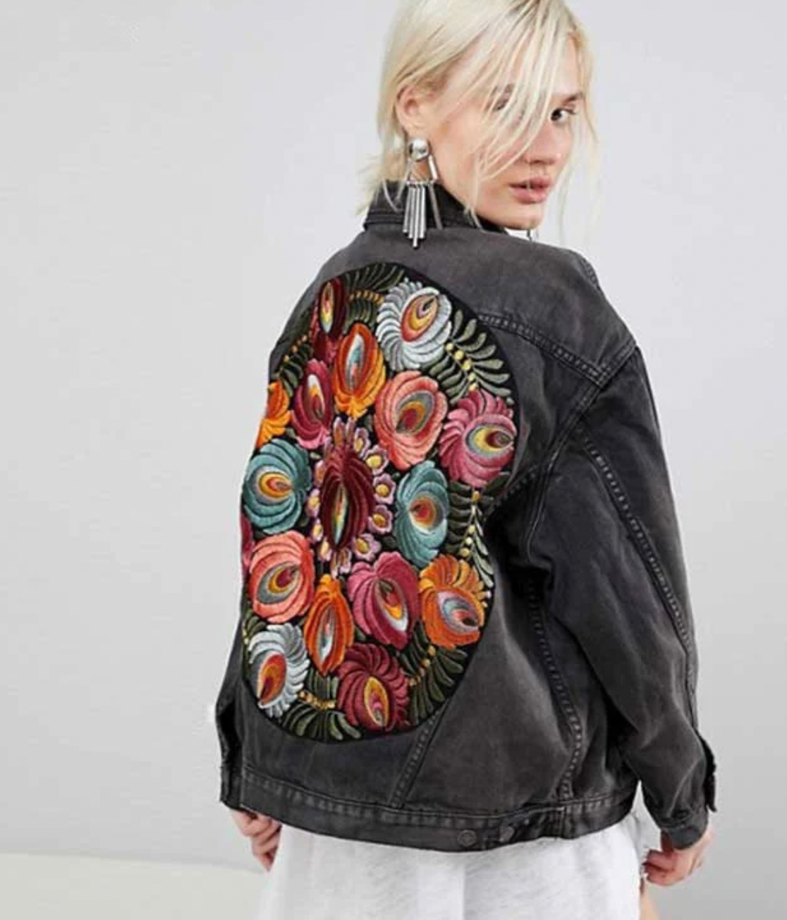 Schwarze Jeansjacke mit Blumenprint für Damen