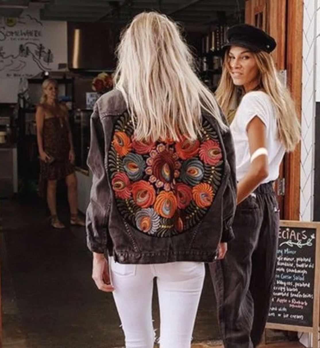 Schwarze Jeansjacke mit Blumenprint für Damen