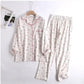 Bequemes damen-pyjama-set mit lebendigen mustern