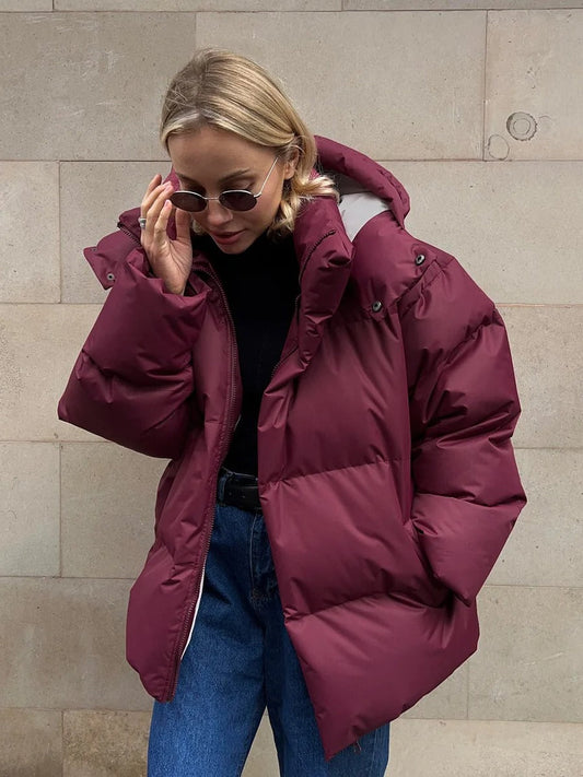 Wattierte damenjacke mit kapuze - warme daunenjacke im kurzen modell