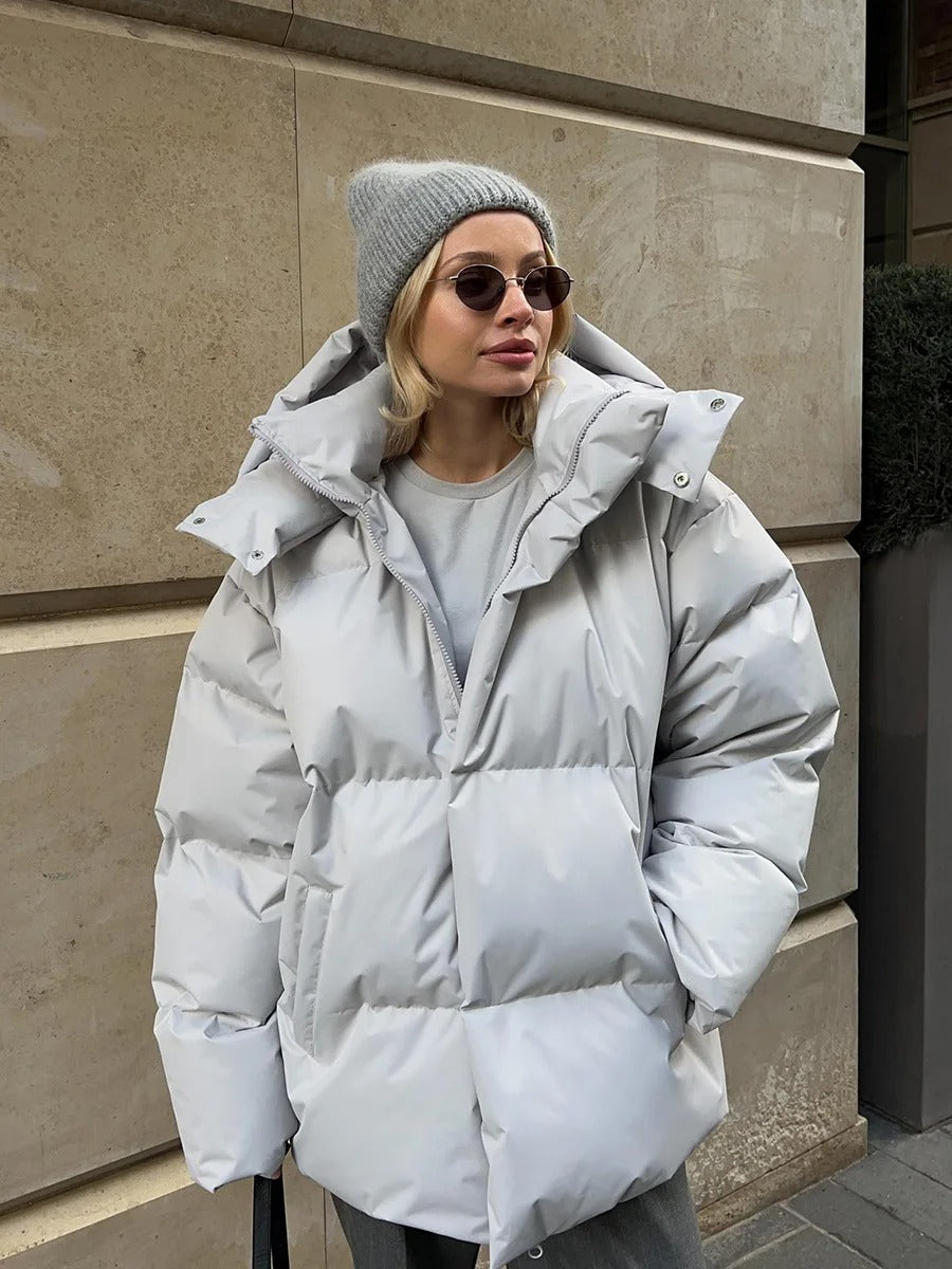 Wattierte damenjacke mit kapuze - warme daunenjacke im kurzen modell