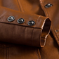 Herrenjacken aus hochwertigem leder mit stylischen knöpfen und praktischen taschen