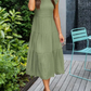 Elegantes sommerkleid - rüschendetails, taschen