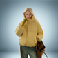 Braune daunenjacke mit kapuze
