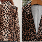 Eleganter scarlett-blazer mit leopardenmuster