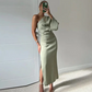 Abigail – schlichtes satin-maxikleid mit seitenschlitz