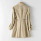 Elegante trenchcoat-jacke mit hübschem schnitt für gastgeber und winter
