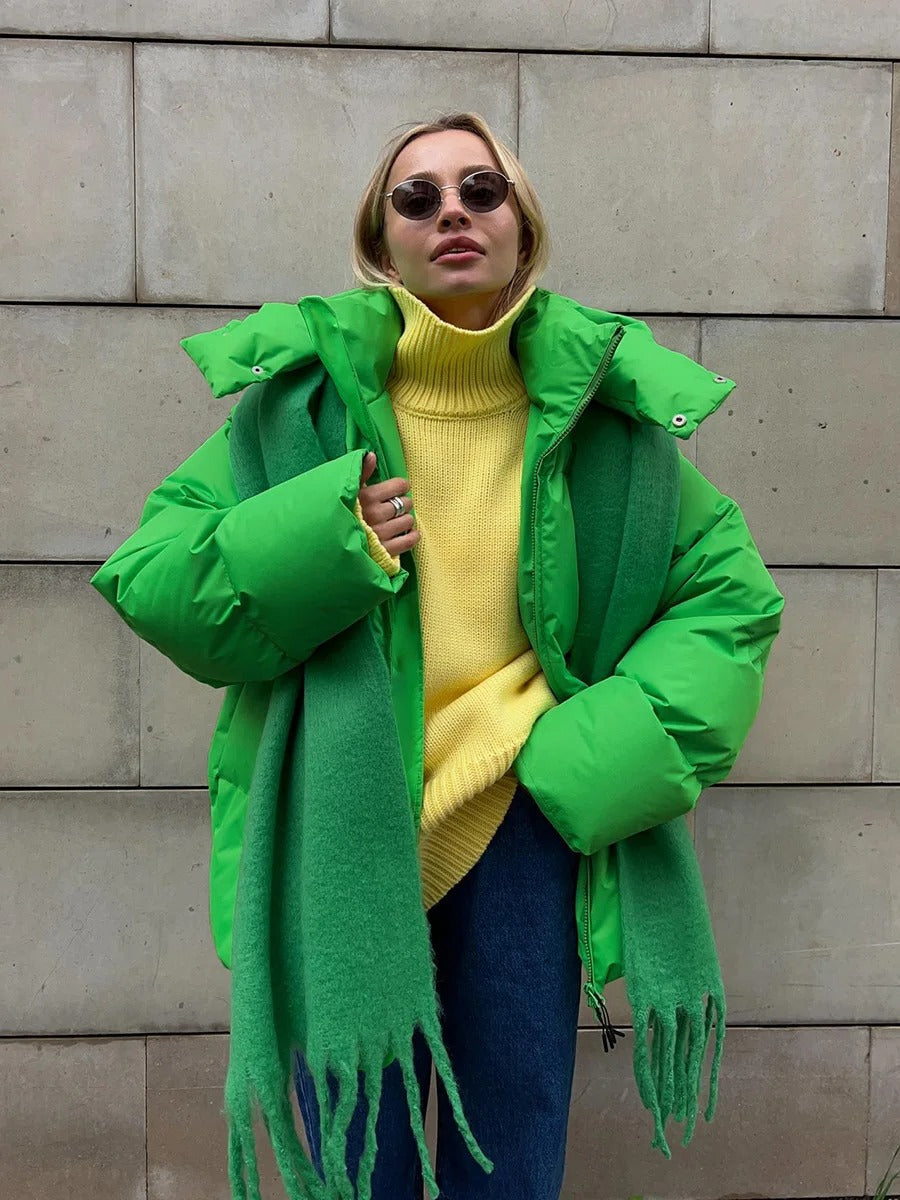Wattierte damenjacke mit kapuze - warme daunenjacke im kurzen modell