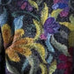 Modischer geblümter pullover