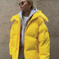 Wattierte damenjacke mit kapuze - warme daunenjacke im kurzen modell